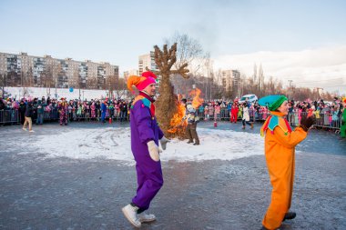 Perm, Rusya - 13 Mart 2016: Burning effigies karnaval 