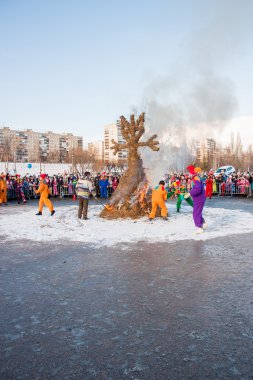 Perm, Rusya - 13 Mart 2016: Burning effigies karnaval 