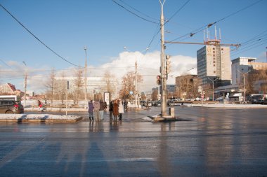 Perm, Rusya - 13 Mart 2016: İnsanlar stand Kavşağı'nda 