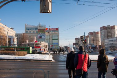 Perm, Rusya - 13 Mart 2016: İnsanlar stand Kavşağı'nda 