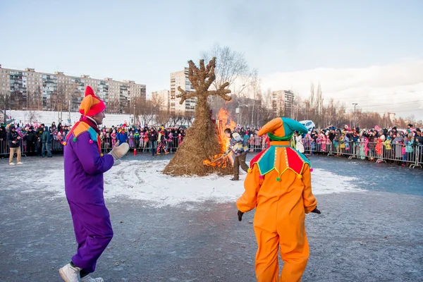 Perm, Rusya - 13 Mart 2016: Burning effigies karnaval 