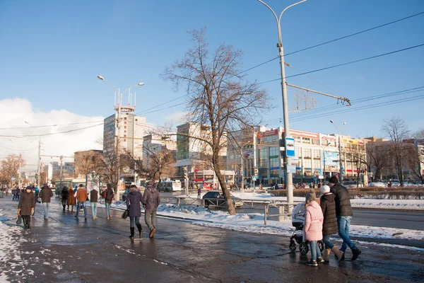 Perm, Rusya - 13 Mart 2016: Cadde boyunca insanlar yürüyüş