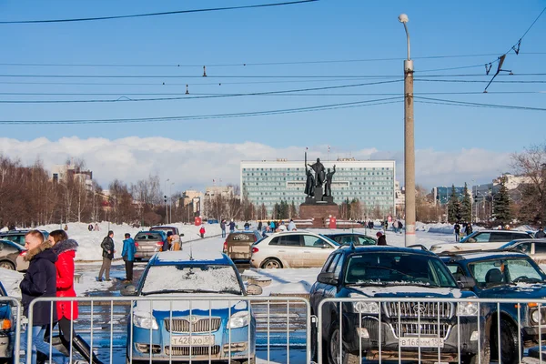 俄罗斯彼尔姆--2016年3月13日: 滨海大道上的停车场 — 图库照片