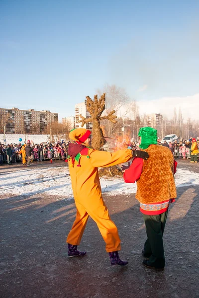 Perm, Rusya - 13 Mart 2016: Burning effigies karnaval 