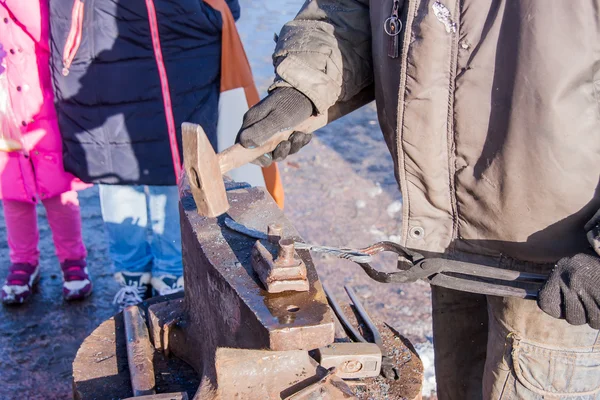 PERM, RUSSIA - March 13, 2016: Children learn the blacksmith — Stock Photo, Image