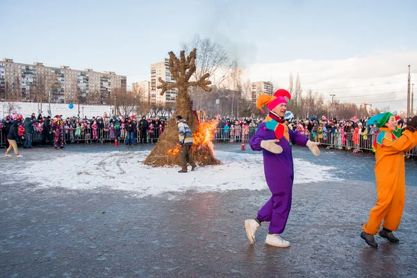 Perm, Rusya - 13 Mart 2016: Burning effigies karnaval 