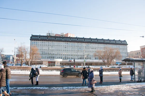 Perm, Rusya - 13 Mart 2016: İnsanlar stand otobüs durağında