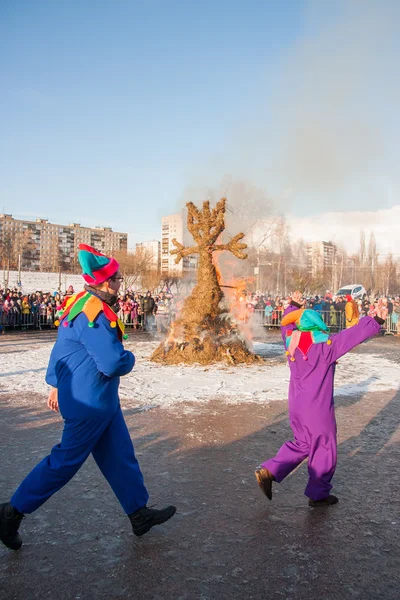 Perm, Rusya - 13 Mart 2016: Burning effigies karnaval 