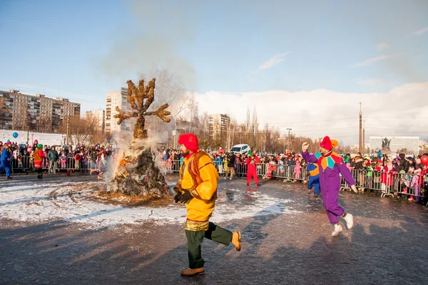 Perm, Rusya - 13 Mart 2016: Burning effigies karnaval 