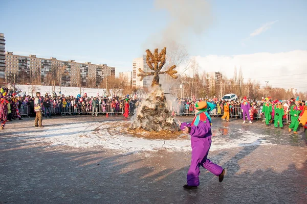 Perm, Rusya - 13 Mart 2016: Burning effigies karnaval 
