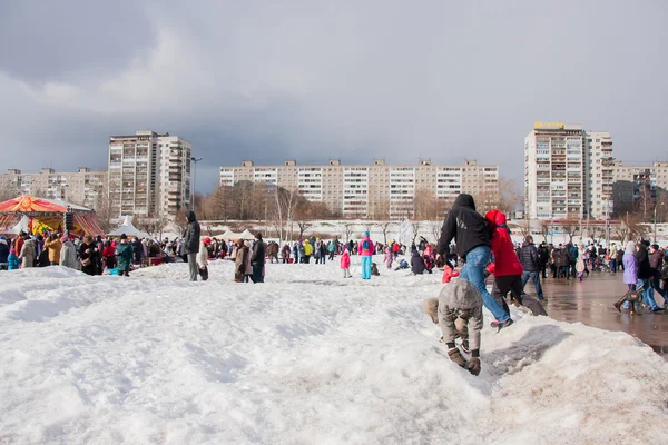 ペルミ, ロシア連邦 - 2016 年 3 月 13 日: 広場に人がたくさん — ストック写真