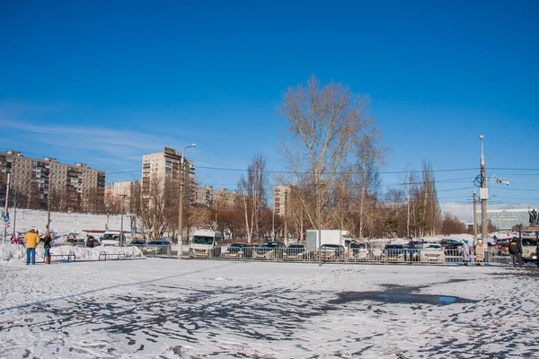 PERM, RUSIA - 13 de marzo de 2016: Paisaje urbano de invierno en la explanada — Foto de Stock