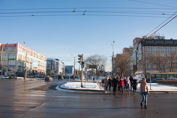 Perm, Rusya - 13 Mart 2016: insanlar yol geçtikten 