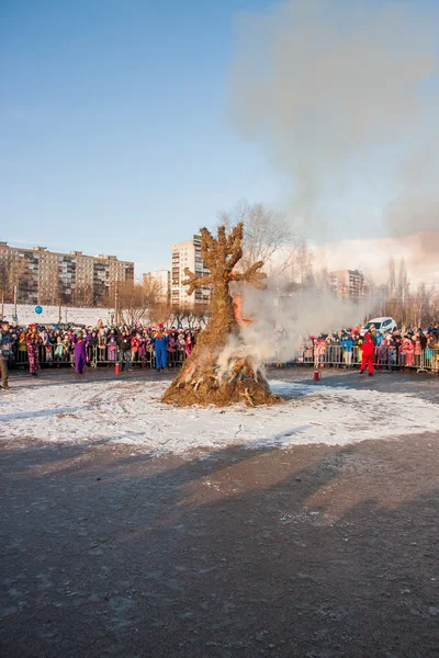 Perm, Rusya - 13 Mart 2016: Burning effigies karnaval 