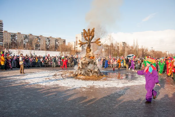 Perm, Rusya - 13 Mart 2016: Burning effigies karnaval 