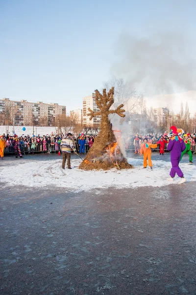 Perm, Rusya - 13 Mart 2016: Burning effigies karnaval 