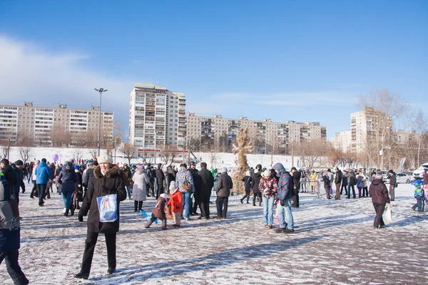 Perm, Rusya - 13 Mart 2016: Bir sürü insan meydanda