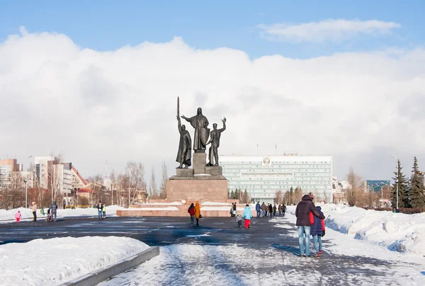 Perm, Rusya - 13 Mart 2016: Anıt kahramanları için sağa sola — Stok fotoğraf
