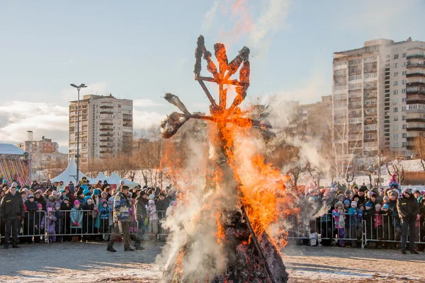 Perm, Rusya - 13 Mart 2016: Burning effigies karnaval 