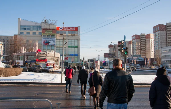 Perm, Rusya - 13 Mart 2016: insanlar yol geçtikten 
