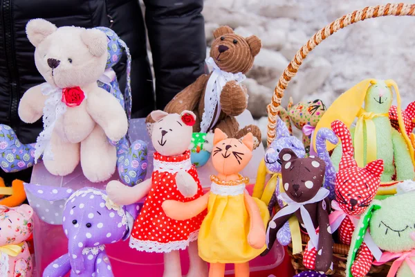 ペルミ, ロシア連邦 - 2016 年 3 月 13 日: 貿易屋台の柔らかいおもちゃを販売 — ストック写真