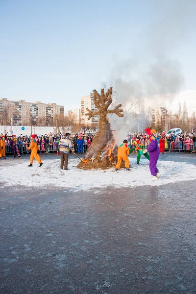 Perm, Rusya - 13 Mart 2016: Burning effigies karnaval 