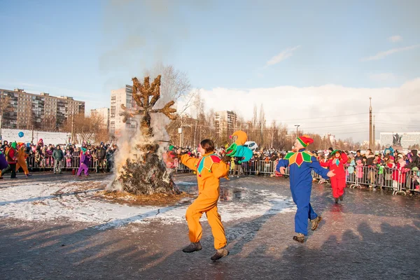 Perm, Rusya - 13 Mart 2016: Burning effigies karnaval 