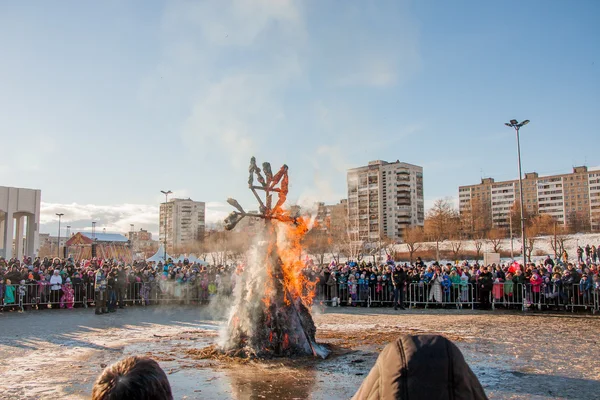 Perm, Rusya - 13 Mart 2016: Burning effigies karnaval 