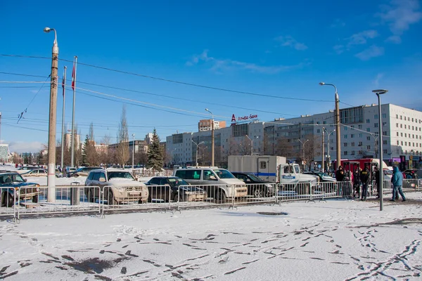 PERM, RUSSIA - 13 marzo 2016: Parcheggio auto sulla spianata — Foto Stock