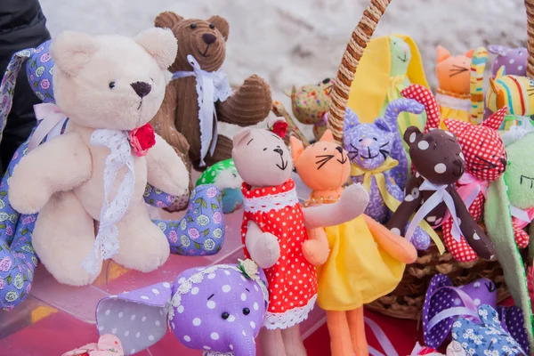 Perm, Federacja Rosyjska - 13 marca 2016: Handlu straganów sprzedających zabawki miękkie — Zdjęcie stockowe