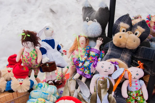Perm, Rusya - 13 Mart 2016: Yumuşak oyuncaklar satış ticaret tezgahları 