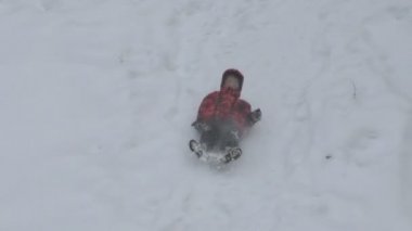 Mutlu çocuk Dağları ile kışın sürme