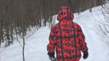 Çocuk bir patika ahşap devam ediyor