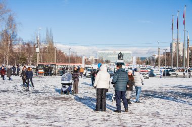 Perm, Rusya - 13 Mart 2016: Bir sürü insan meydanda