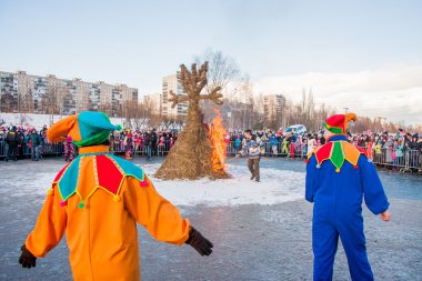 Perm, Rusya - 13 Mart 2016: Burning effigies karnaval 