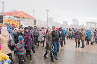 Perm, Rusya - 13 Mart 2016: Bir sürü insan Meydanı'nda 