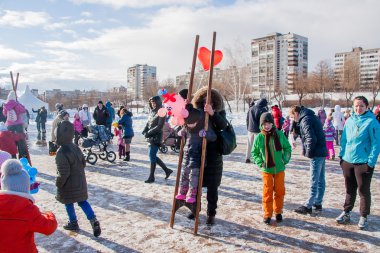 Perm, Rusya - 13 Mart 2016: Kız stilts üzerinde