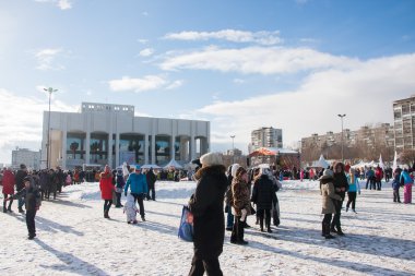 Perm, Rusya - 13 Mart 2016: Bir sürü insan meydanda