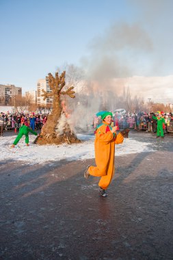 Perm, Rusya - 13 Mart 2016: Burning effigies karnaval 