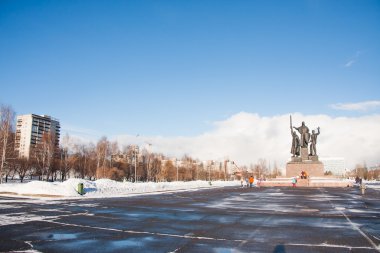 Perm, Rusya - 13 Mart 2016: Anıt kahramanları için sağa sola