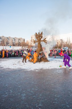Perm, Rusya - 13 Mart 2016: Burning effigies karnaval 