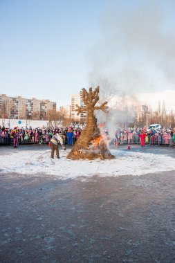 Perm, Rusya - 13 Mart 2016: Burning effigies karnaval 