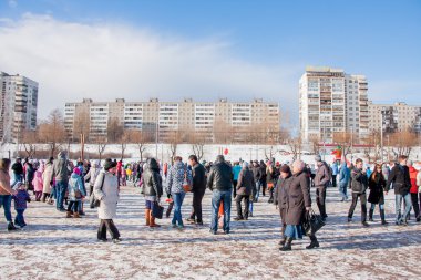 Perm, Rusya - 13 Mart 2016: Bir sürü insan meydanda