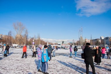 Perm, Rusya - 13 Mart 2016: Bir sürü insan meydanda