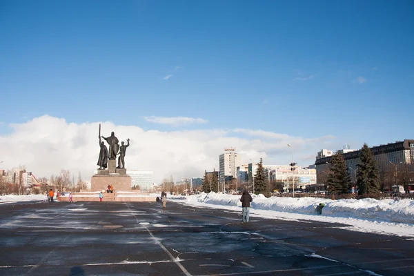 Perm, Rusya - 13 Mart 2016: Anıt kahramanları için sağa sola — Stok fotoğraf