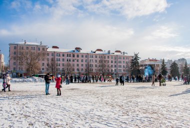 Perm, Rusya - 13 Mart 2016: Bir sürü insan meydanda