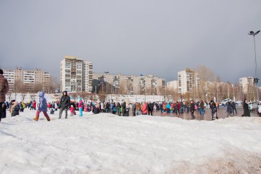 Perm, Rusya - 13 Mart 2016: Bir sürü insan meydanda