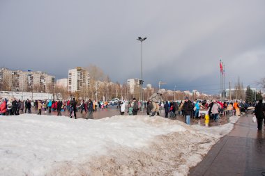 Perm, Rusya - 13 Mart 2016: Bir sürü insan meydanda
