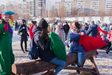Perm, Rusya - 13 Mart 2016: Kavga torbaları üzerinde denge aleti