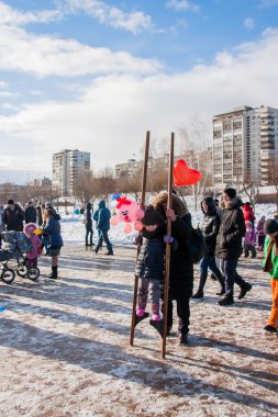 Perm, Rusya - 13 Mart 2016: Kız stilts üzerinde